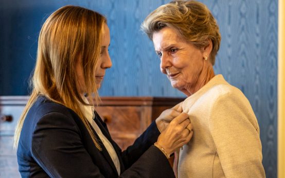 Astrid Wallmann überreicht Felicitas Reusch das Bundesverdienstkreuz.