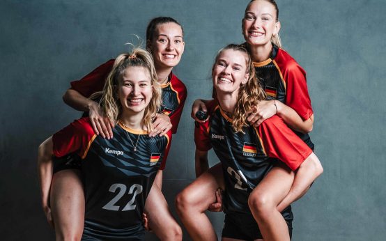 Damen Volleyball Nationalmannschaft schlägt zum ersten al in Wiesbaden uaf.