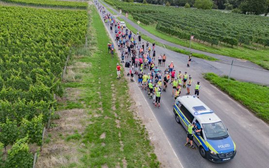 Rollen mit Aussicht: Die Rheingau-Inline-Tour führt auf acht Rädern durch den Rheingau – mit Rheinblick, Partyboot und jeder Menge Sommergefühl.