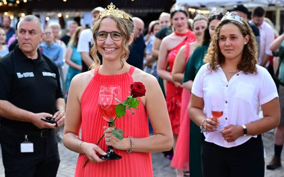 Annkathrin Dötsch füjhrt die Weinmajestäten beim Defilee zur Eröffnung der Rheingauer Weinwoche an.