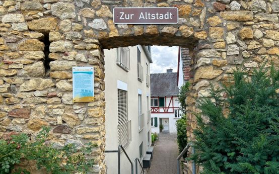 Neue Beschilderung an der historischen Stadtmauer am Kiliansring.