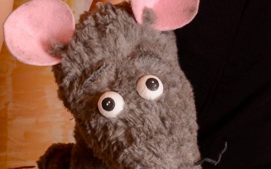 Leseratte Ratz kämpft um Wörter: Das Klexstheater bringt mit „König Rattus“ ein fantasievolles Stück in die Wiesbadener Stadtbibliotheken.