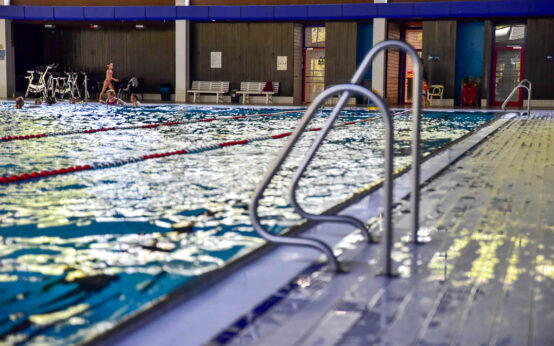 Archivfoto als Symbolbild: Schwimmhalle im Betrieb. Hallenbäder in Wiesbaden.