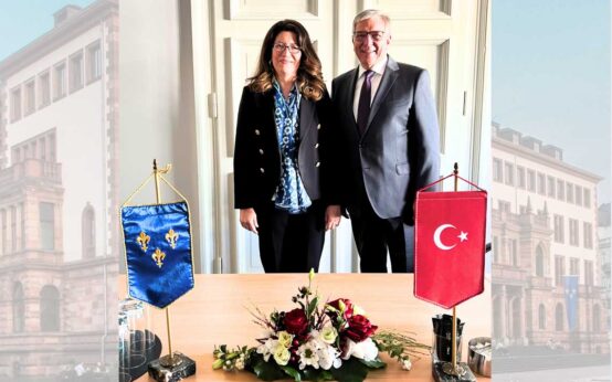 Generalkonsulin Nagihan İlknur Akdevelioğlu und Oberbürgermeister Gert-Uwe Mende im kleinen Festsaal.