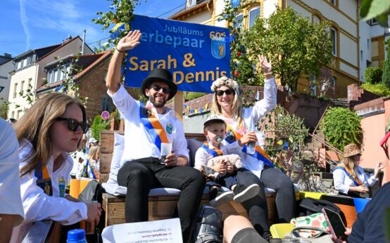 Sarah & Dennis auf dem Kerbewagen der Rambacher Kerbegesellschaft.