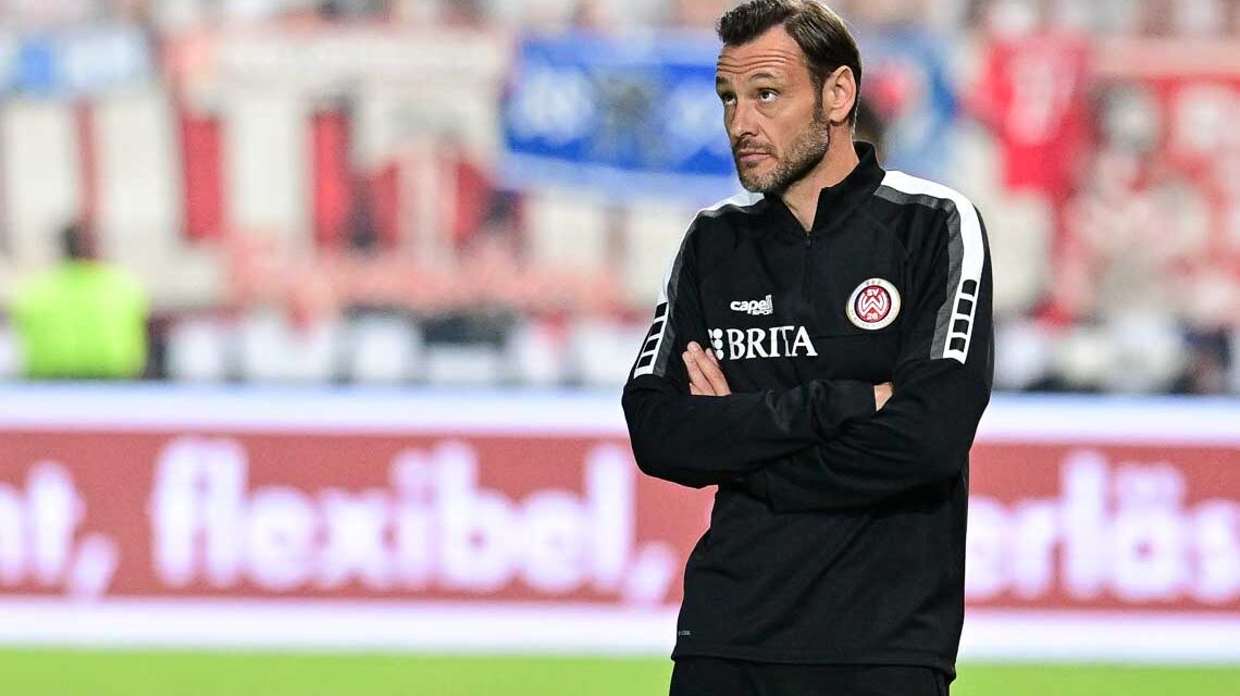 SV Wehen Wiesbadens Trainer Nils Döring an der Seitenline.