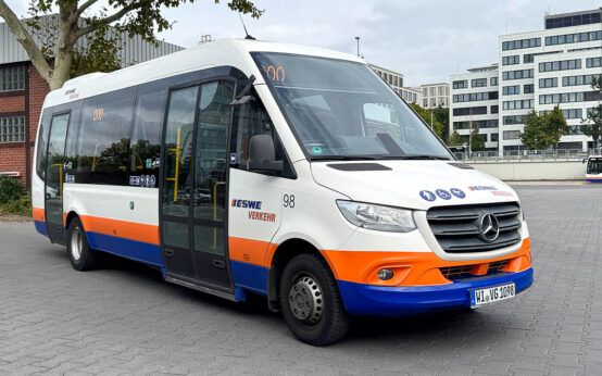 Ein Minibus der ESWE: Ab Dezember fahren in Wiesbaden erstmals Busse auf Abruf im Rahmen des neuen On-Demand-Verkehrs. ©2025 ESWE Verkehr